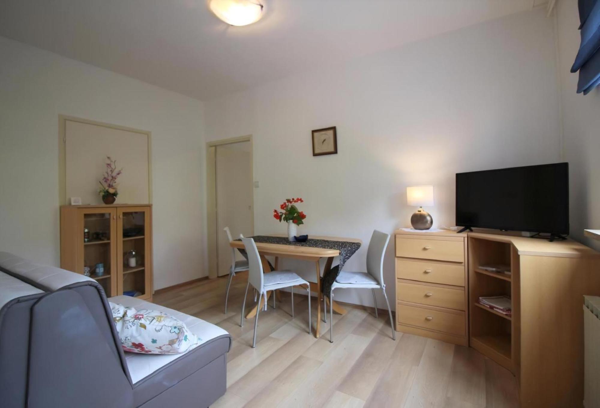 Apartment Aurora Mit Parkplatz In Strandnaehe Poreč